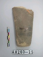 藏品(磨製石斧殘件)的圖片